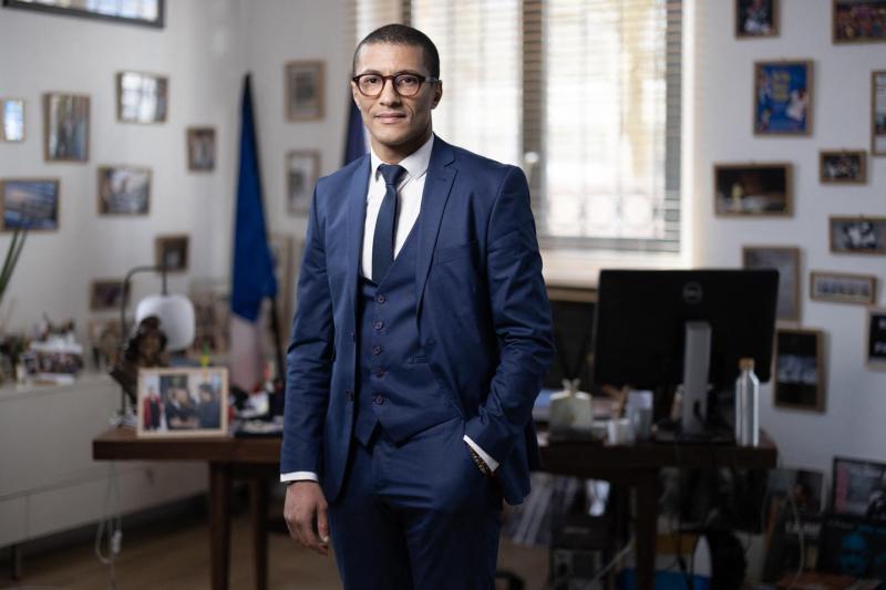 Karim Bouamrane, maire de Saint-Ouen, s’affirme comme un prétendant de premier plan pour le poste de Premier ministre