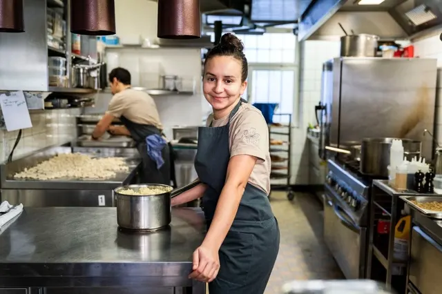 Zineb Hattab, cheffe maroco-suisse à Zurich, est la première à décrocher une étoile Michelin pour un restaurant vegan en Suisse. Avec KLE et DAR, elle redéfinit la gastronomie végétale par une cuisine durable, raffinée et engagée.